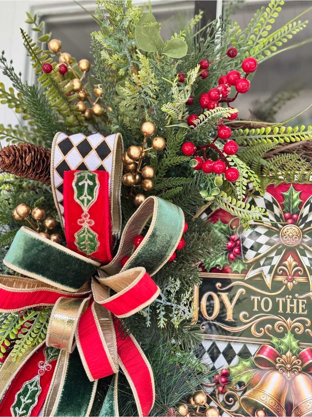 Harlequin Joy to the World Wreath - Picture 4 of 8